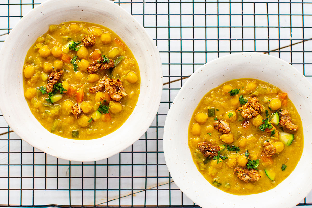 Sopa de garbanzos y verduras con mantequilla de maní y crutones de nueces