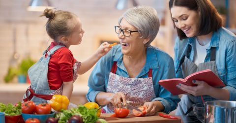 Cómo enseñar a los niños destrezas de cocina basada en plantas