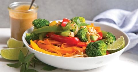 Fideos con salsa de maní y verduras